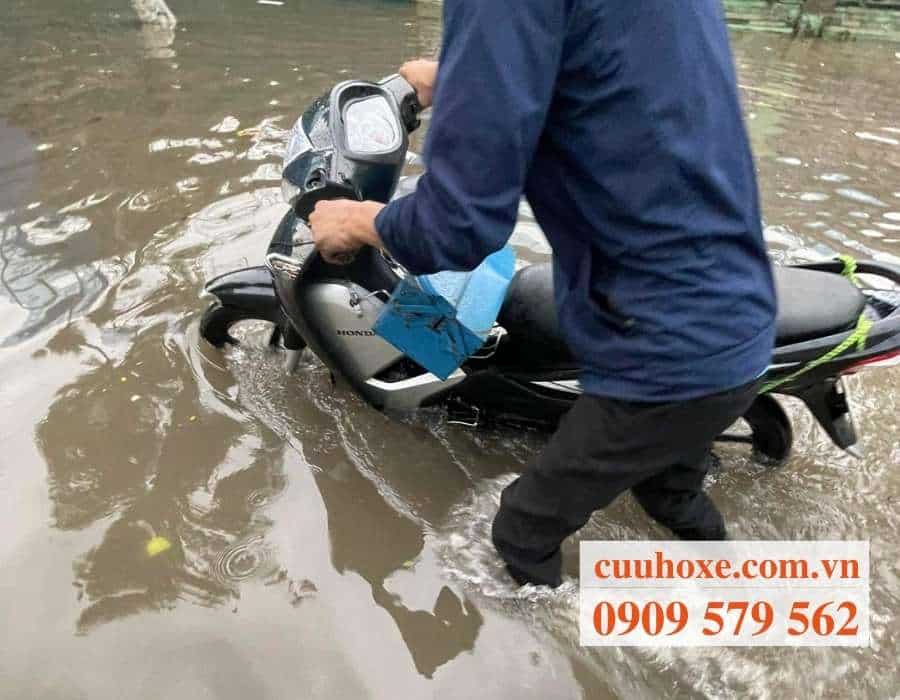 Xe máy ngập nước