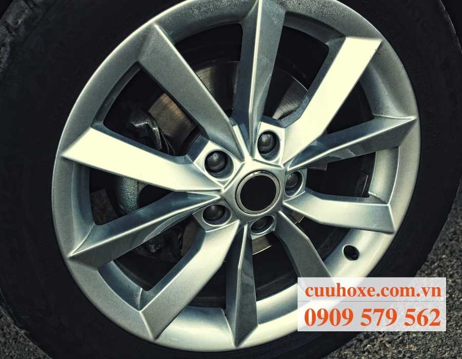 Tại sao nên chọn Minh Thức Motor là đơn vị cứu hộ lốp ô tô uy tín?