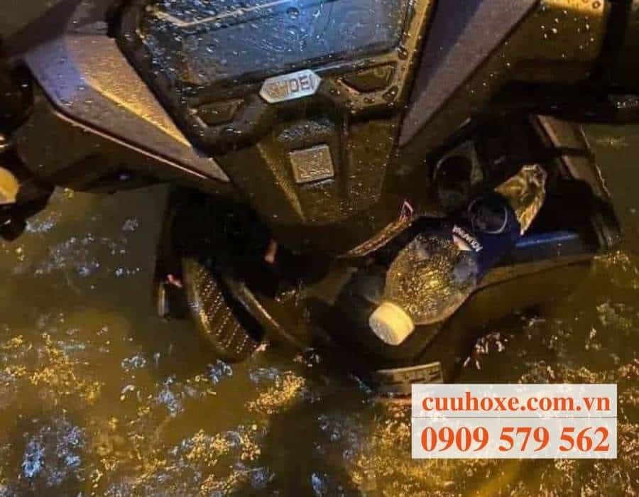 Cứu hộ xe máy ngập nước huyện Đông Anh Hà Nội