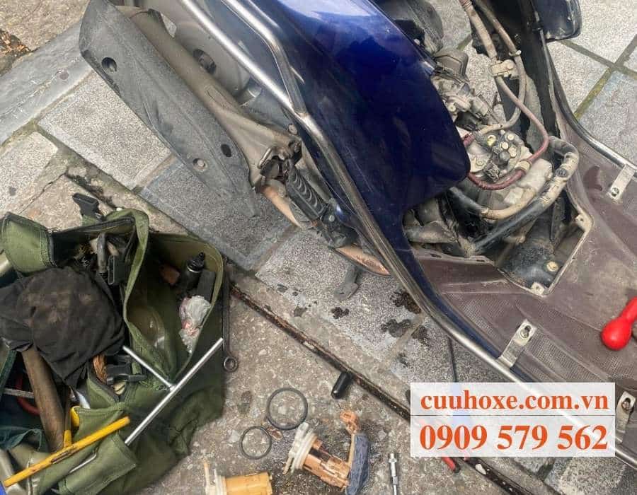 Khắc phục sự cố hư hỏng xe ngay tại chỗ cho khách