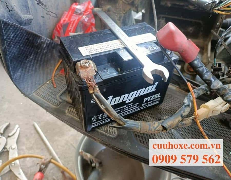 Kích ắc quy, thay ắc quy tại chỗ