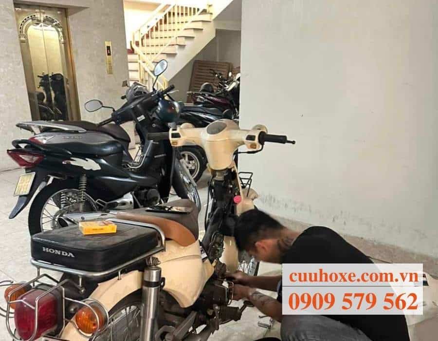 Nhân viên sửa xe đến tận nơi sửa xe máy tại nhà