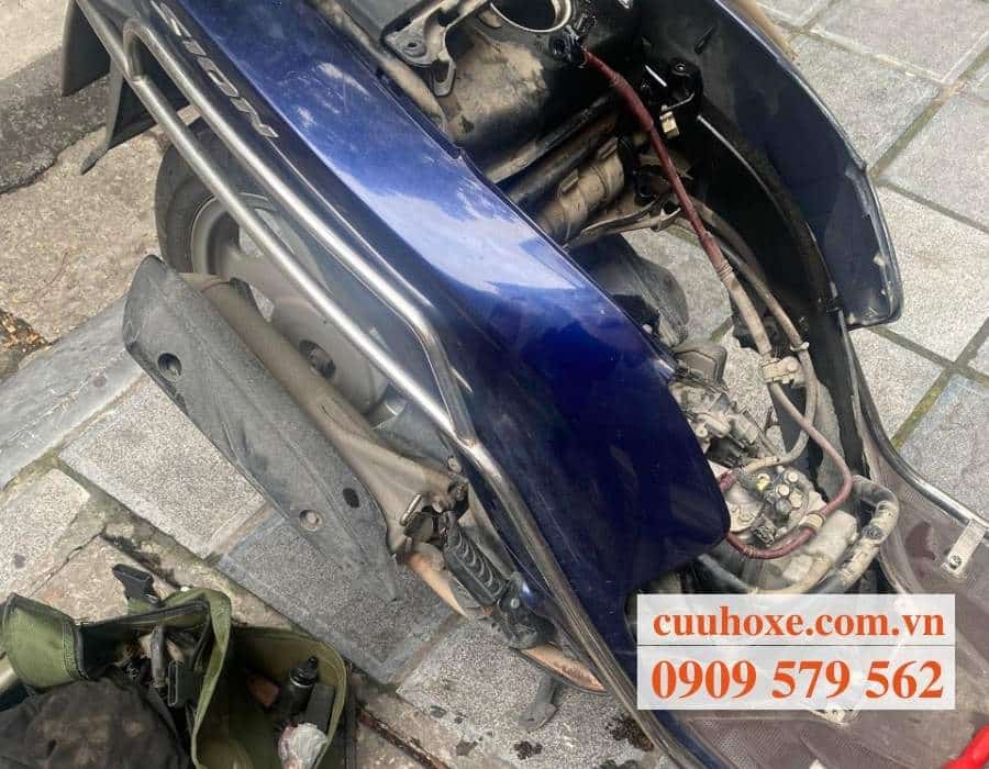 Xúc rửa bình xăng bị nghẹt cho khách