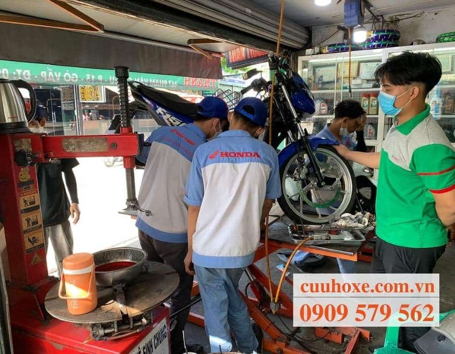 Đội ngũ thợ sửa xe máy đông đảo tại tiệm sửa xe