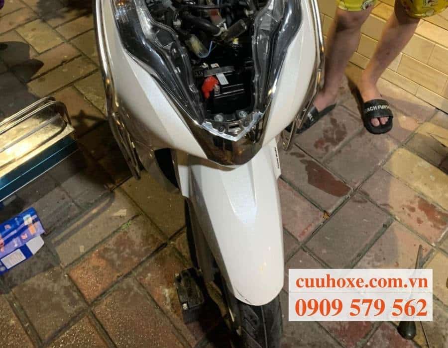 Sửa bình ắc quy cho xe của khách tận nơi