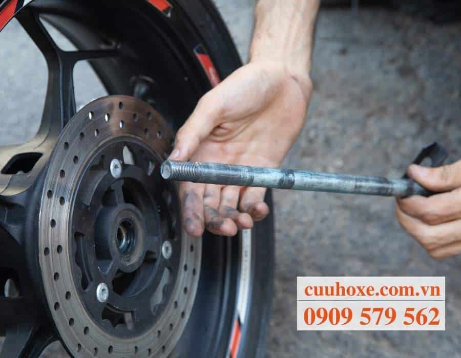 Thợ sửa thắng đĩa và bánh xe cho khách