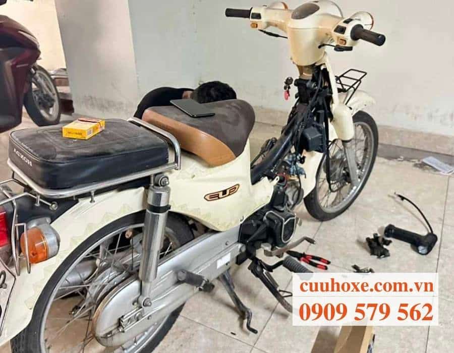 Thợ sửa xe đến tận nhà để sửa xe cho khách