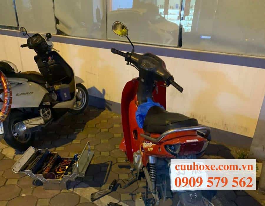 Cứu hộ xe máy tại chỗ đêm khuya