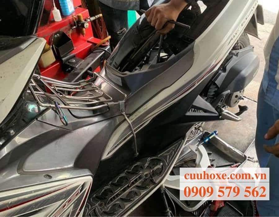 Sửa bình xăng cho khách