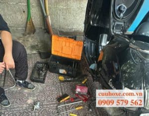 Sửa xe Vespa tại chỗ cho khách hàng