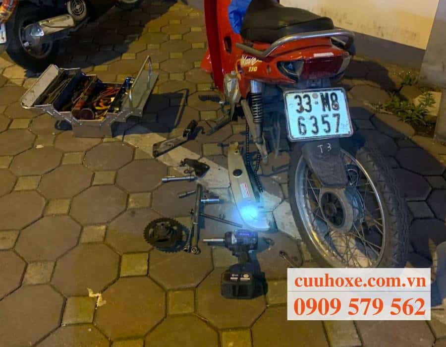 Sửa xe máy đêm khuya
