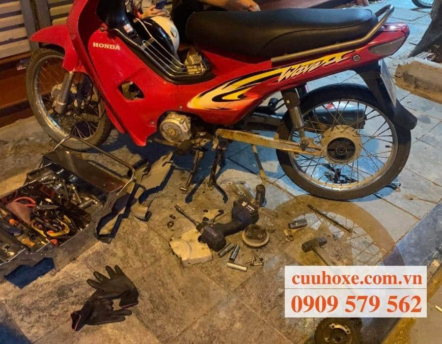 Sửa xe máy đêm muộn cho khách hàng