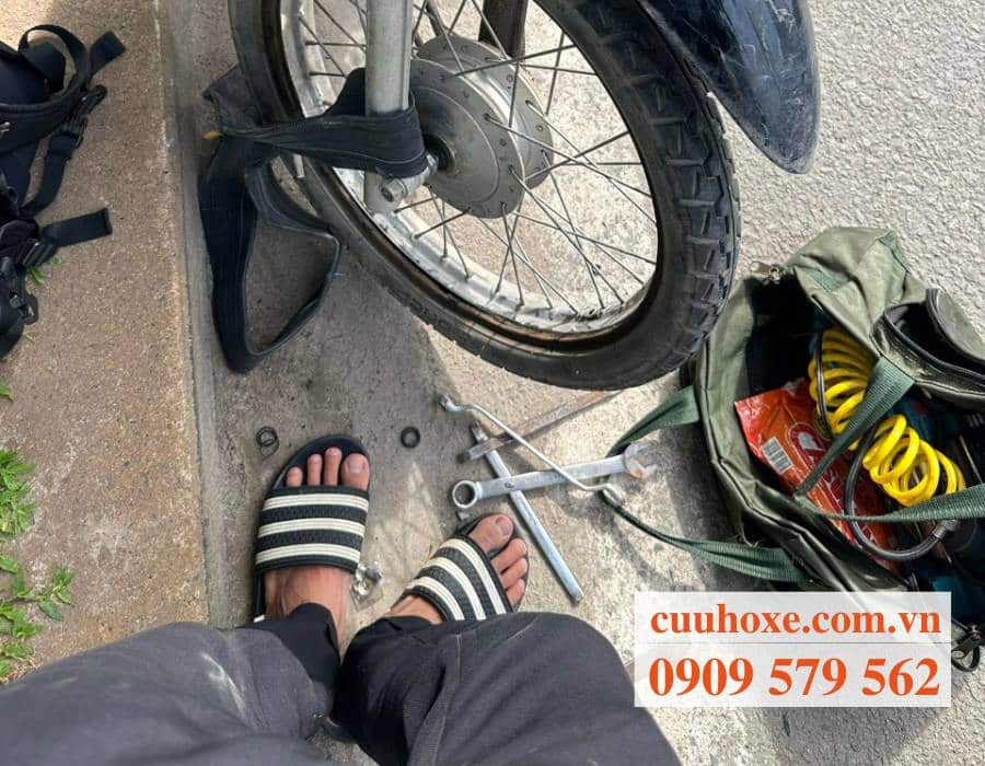 Thợ sửa xe Minh Thức Motor đến tận nơi vá bánh xe cho khách