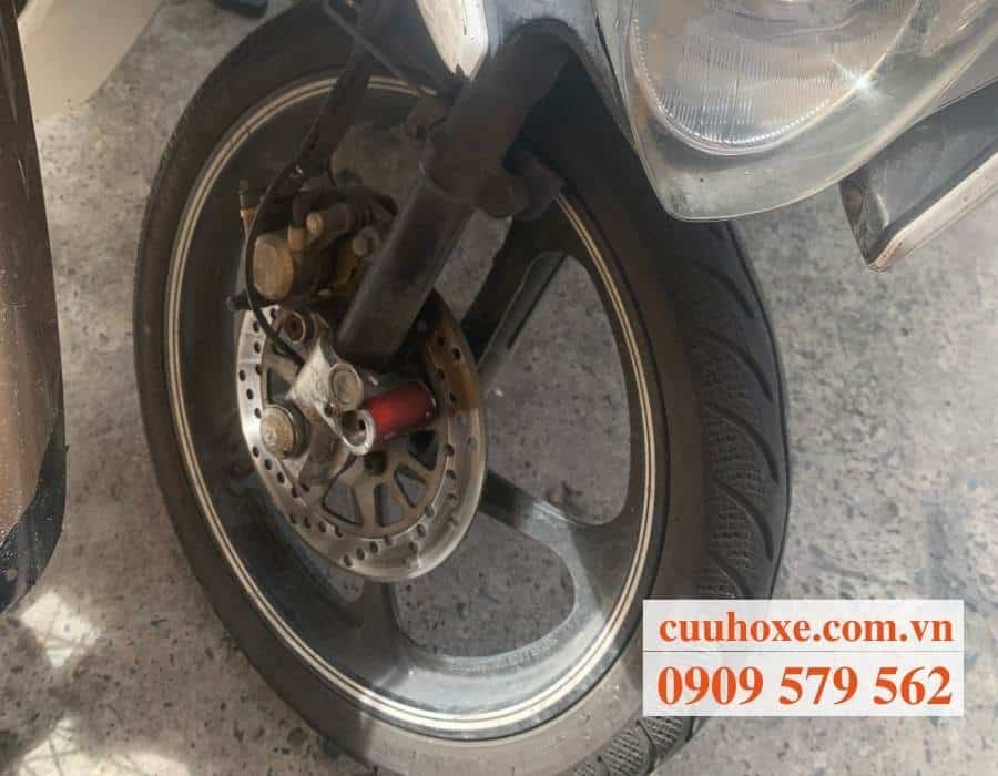 Trung tâm cứu hộ xe máy Móng Cái Minh Thức sửa vá xe cho khách