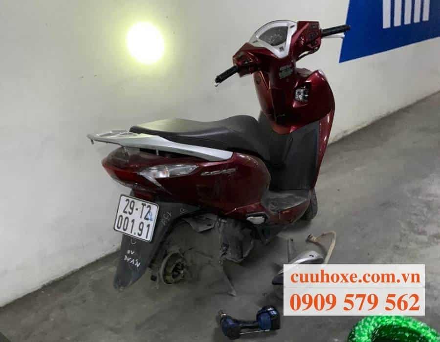 Vá vỏ, thay bánh xe mới cho khách hàng